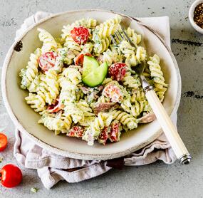 Griechischer Nudelsalat mit Zaziki-Dressing