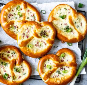 Flammkuchen-Brezeln in 3 Schritten