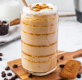 „Biscoff“-Eiskaffee mit Milchschaum
