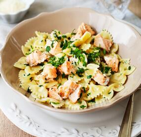 Nudeln mit Lachs und Käse-Kräuter-Soße