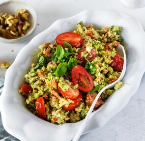 Blitz-Brokkolisalat mit Feta und Walnüssen