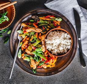 Hähnchen-Wok-Pfanne mit Basmatireis
