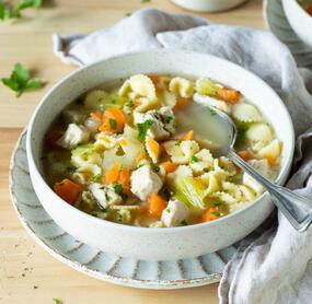 5-Zutaten-Hühnersuppe mit Muschelnudeln