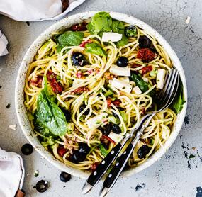 Griechischer Spaghettisalat mit Feta