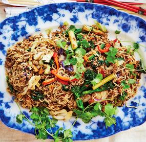 Asia-Nudelpfanne mit Hackfleisch