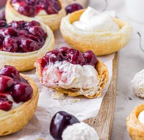 Blätterteig-Cups mit „Raffaello“-Creme und Kirschen