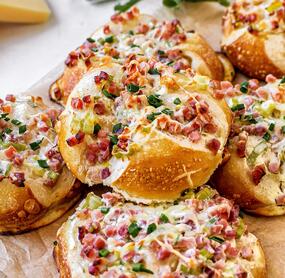 Flammkuchen-Laugenbrötchen