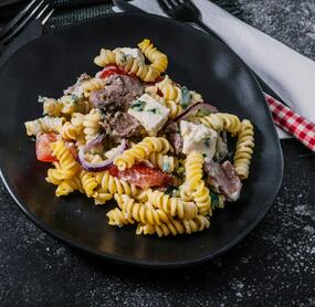 Gyros-Nudelsalat mit Tzatziki