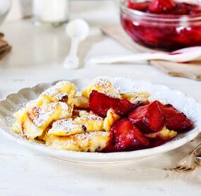 Kaiserschmarren mit Pflaumenkompott