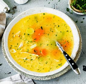 Hühnersuppe mit Nudeln und Karotten