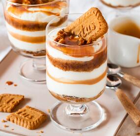 Karamelldessert im Glas