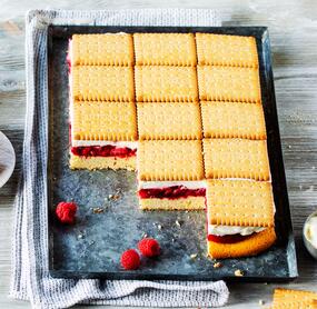 Butterkekskuchen mit Himbeeren