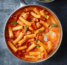 Cremige Pasta mit Wurst-Fleischbällchen