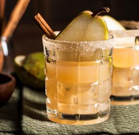 Gin Fizz mit Birne und Zimtzucker