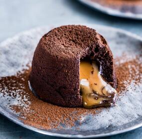 Lavacake mit flüssigem Karamellkern