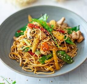 Wok-Nudeln mit Asia-Gemüse und Pute