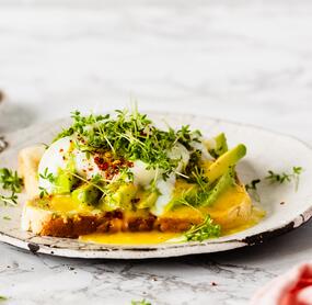 Avocado-Toast mit pochiertem Ei