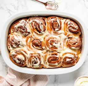 Zimtschneckenkuchen mit Frischkäseguss