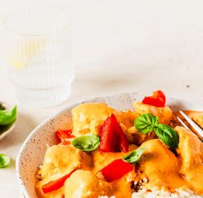 Hähnchenwürfel mit Paprika-Schmand-Soße