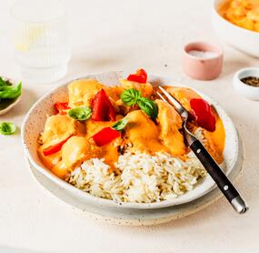 Hähnchenwürfel mit Paprika-Schmand-Soße