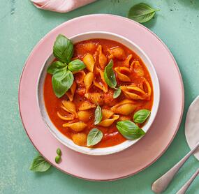 Schnelle Tomatensuppe mit Muschelnudeln