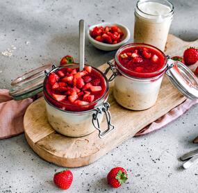Vanille-Oats mit Erdbeersoße