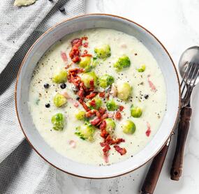 Herbst-One-Pot mit Birne, Rosenkohl und Speck