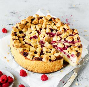 Käsekuchen mit Himbeeren und Streusel