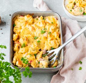 Ofen-Tortellini mit Schinken und Erbsen