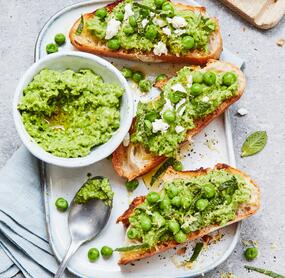 Crostini mit Erbsenpüree