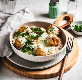 Geflügelfrikadellen mit Feta-Rahm-Soße