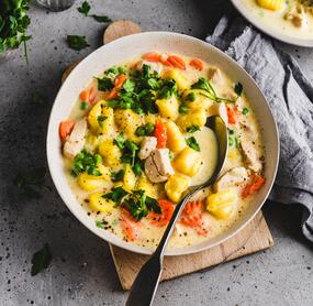 Gnocchi-Cremesuppe mit Erbsen und Möhren