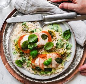 Pesto-Hähnchen Tomate-Mozzarella mit Reis und Kräutersoße