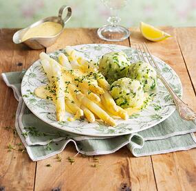 Spargel mit Frühkartoffel-Knödeln und Zitronen-Hollandaise