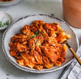 Zartes Pulled Chicken mit Tagliatelle