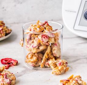 „Raffaello“-Schokocrossies mit Erdbeeren