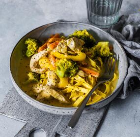 Bandnudeln in Currysoße