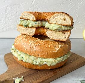 Chopped Lachs Avocado Bagel