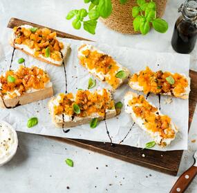 Bruschetta mit Fetacreme und Honigmelonensalsa