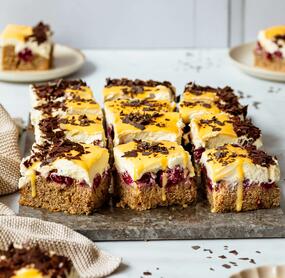 Eierlikörschnitten mit Kirschen