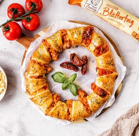 Knuspriger Pizzakranz mit Blätterteig