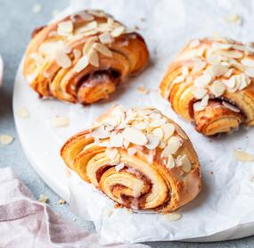 Franzbrötchen mit Zuckerguss