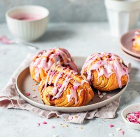 Franzbrötchen mit Kirsch-Zuckerguss