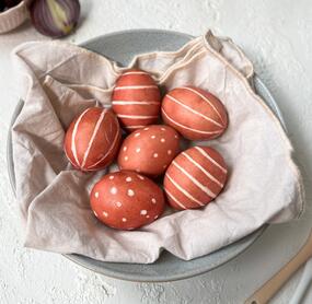 Eier färben mit roter Zwiebelschale