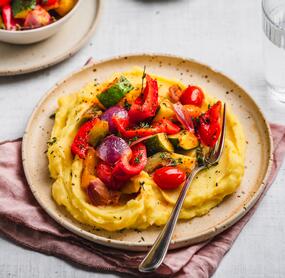 Knoblauch-Kartoffelstampf mit 3-Paprika-Ratatouille