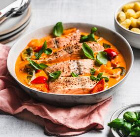 Lachs in Paprika-Rahm-Soße