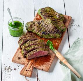 Gegrilltes Rinderfilet mit Kräuterpesto