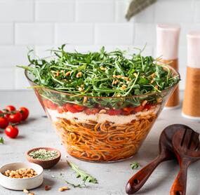 Italienischer Spaghetti-Schichtsalat