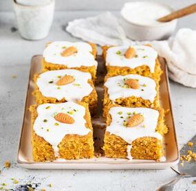 Karottenkuchen vom Blech mit Zuckerguss