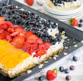 Schwarz-rot-goldener Obstkuchen